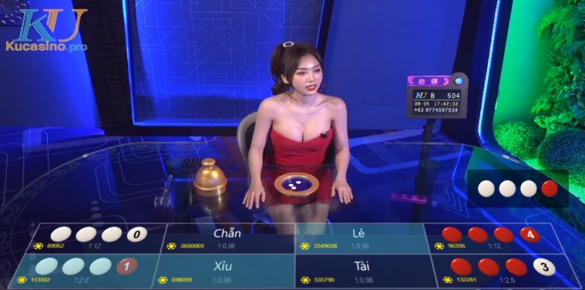 Chơi xóc đĩa trực tuyến với hotgirl Ku casino